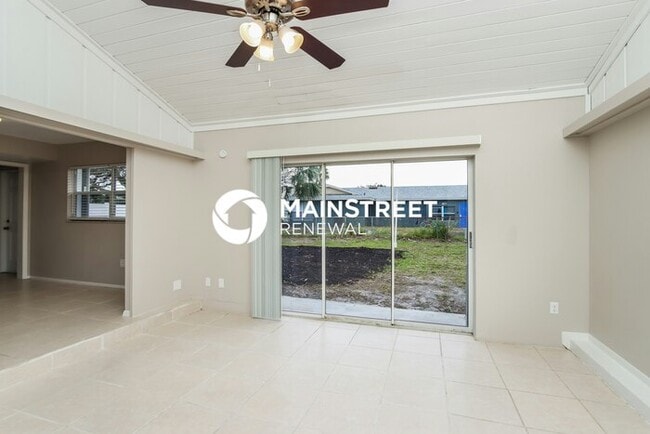 Foto del edificio - 4 Bedroom Pet-Friendly Home in Palm Bay, F...