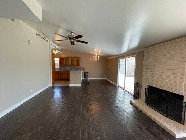 Open living space - 19426 Lorne St