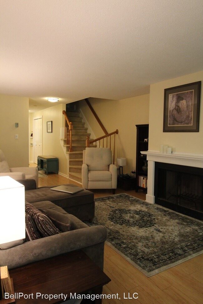 Building Photo - 3 br, 2.5 bath Apartment - 7 Cushing Ct.