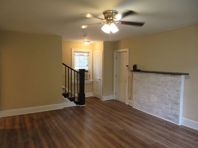 Building Photo - Newly renovated and updated home in Historic Petersburg.