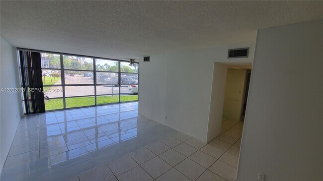 Foto del edificio - 801 Three Islands Boulevard