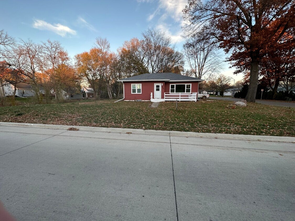 Primary Photo - 4 Bed 3 Bath Home Available December 1st