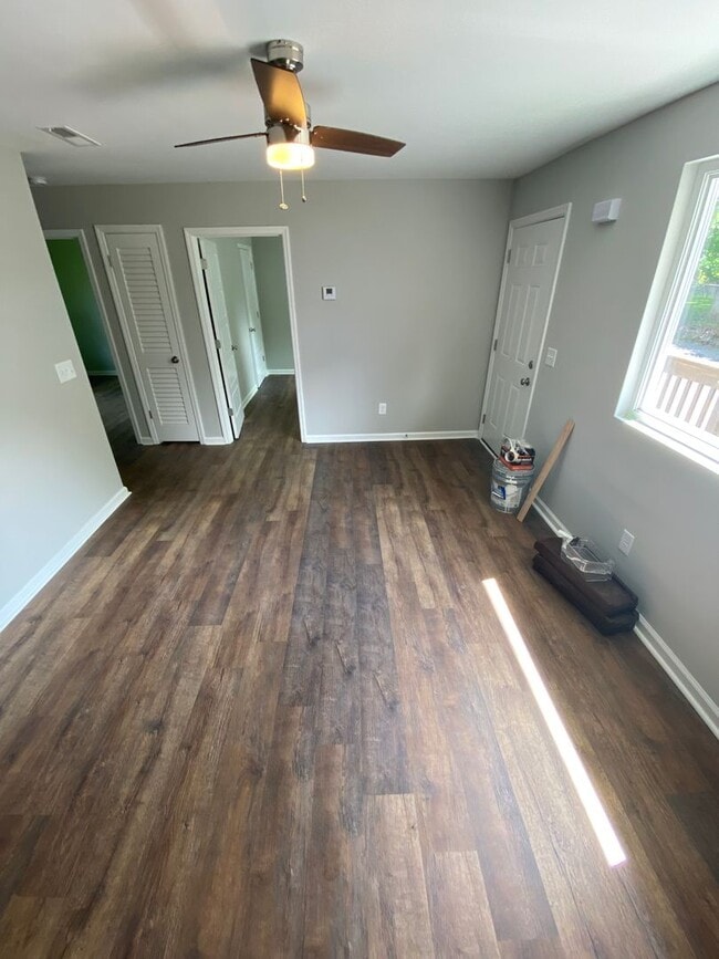 Foto del edificio - 2 bed 1 bath in quadplex. Walk to Meharry Medical College or Fisk. Renovated, off street parking....