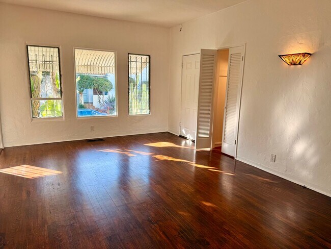 Foto del edificio - 2166 Beachwood Terrace