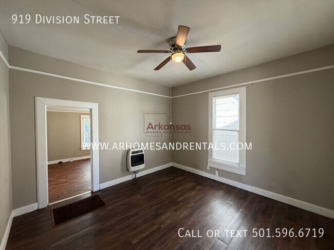 Building Photo - 919 Division St