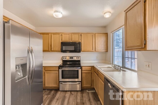 Building Photo - 525 Entrada Dr