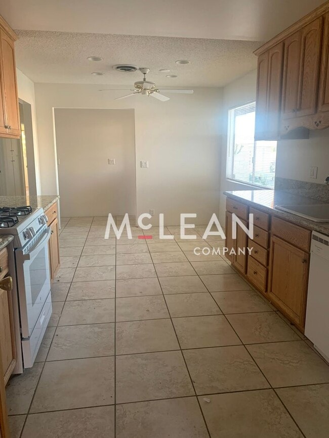 Building Photo - Pet Friendly Three Bedroom Home in Beautif...