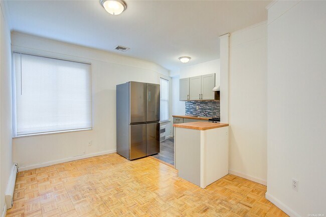 Foto del edificio - 196-03 42nd Ave