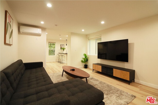 Foto del edificio - 9042 Phyllis Ave