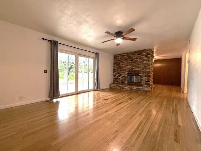 Foto del edificio - 1265 E Lindo Ave