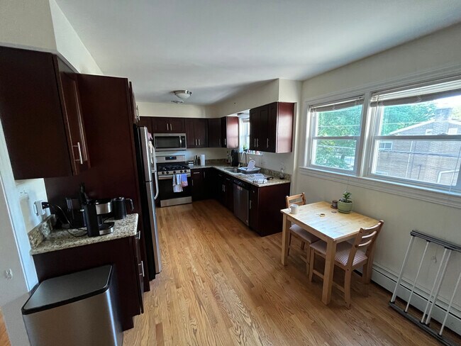 Building Photo - 312 Custer Ave