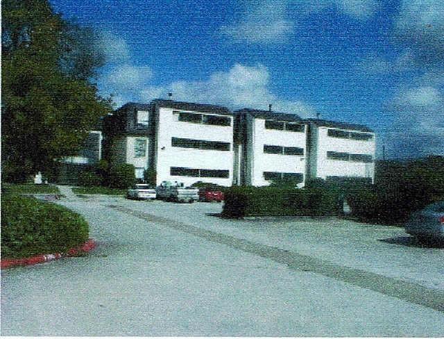 Building Photo - 202 Plaza Verde Dr