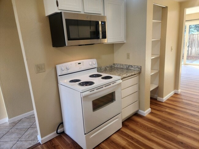 Foto del edificio - Nice and Bright lots of light charming two story townhouse in beautiful Bennett Valley