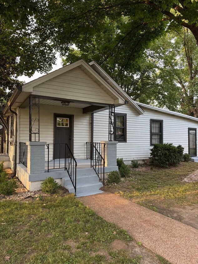 Building Photo - 3 Bed 1 Bath home minutes from everything ...