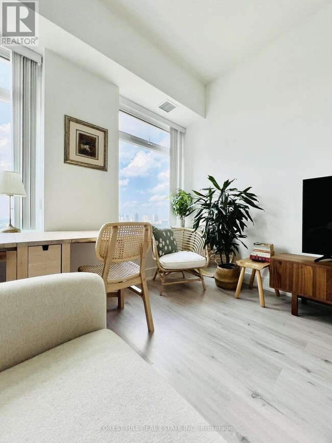 Photo du bâtiment - 111 St Clair Ave W