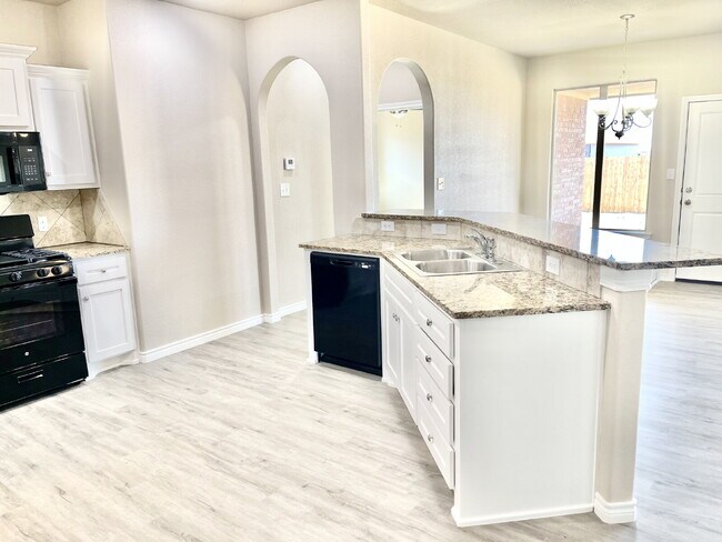 Foto del edificio - Beautiful 3-Bed Oasis with Granite Touches...