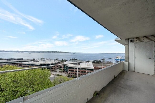 Foto del edificio - Stunning south slope condo with parking