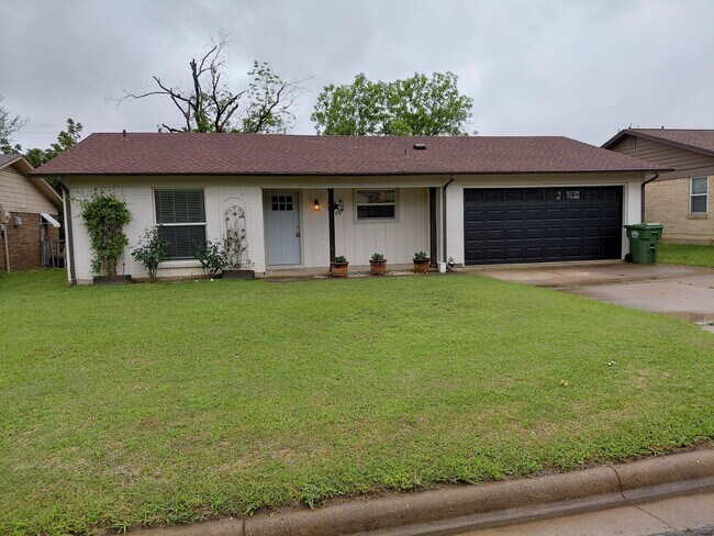 Foto del edificio - Adorable 3/2 with Garage Parking + Large backyard and gazebo!!