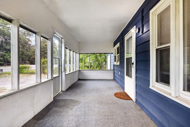 Building Photo - Charming 2-Bedroom Home with Garage – Pet Friendly!