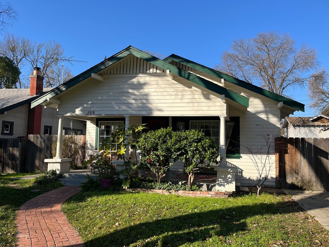 Primary Photo - Charming Cottage in College Area