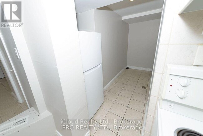 Building Photo - 3765-3765 Keenan Crescent