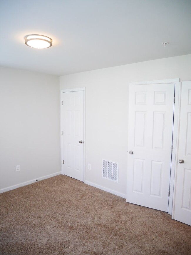 Building Photo - Stunning 3 Bedroom End Unit Townhome