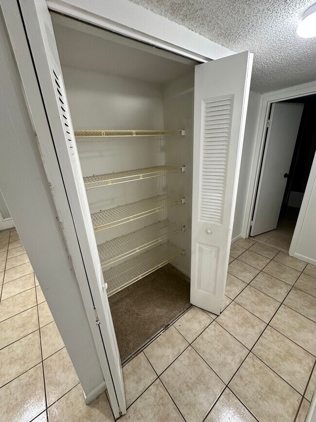 Armario de pasillo - 2980 Riverside Dr