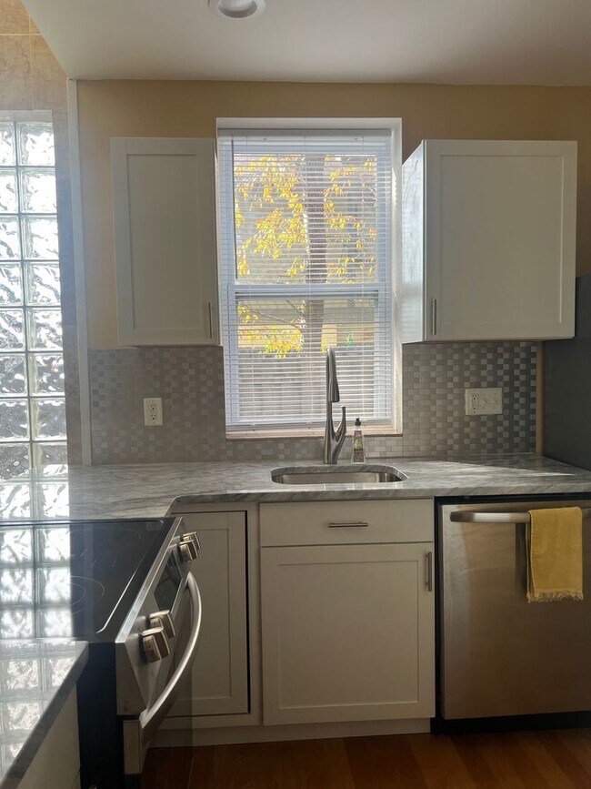 Foto del edificio - Unique find! Beautiful 1 bedroom/1.5 bath - Walking distance to the beach!