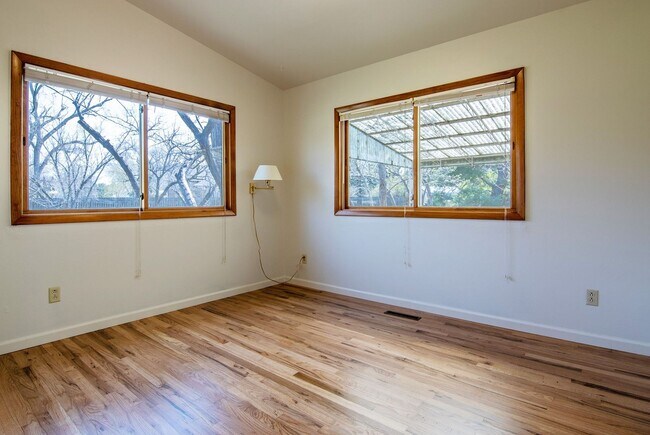 Building Photo - Charming 4 bed, 2 bath Mid-Century Modern ...