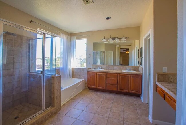 Building Photo - 2674 Torrey Pines Dr