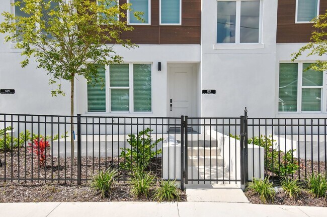 Foto del edificio - Luxurious 3 Bedroom Condo with Spacious Layout and Prime Location in Tampa, FL!