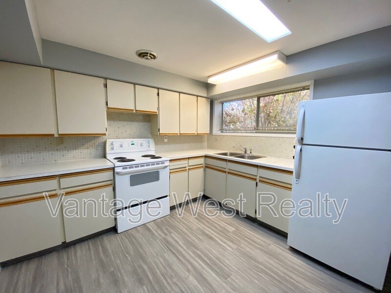 2009 Polo Rd, Kelowna, BC V1W 2H5 House for Rent in Kelowna, BC