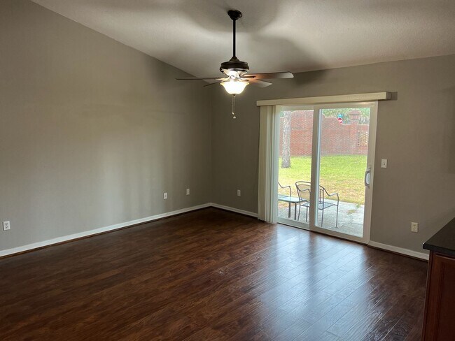 Foto del edificio - Beautiful 3 Bedroom 2 Bath in SW Mentone