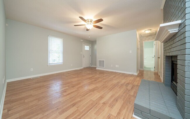 Foto del edificio - Available NOW 3-bedroom house with large f...