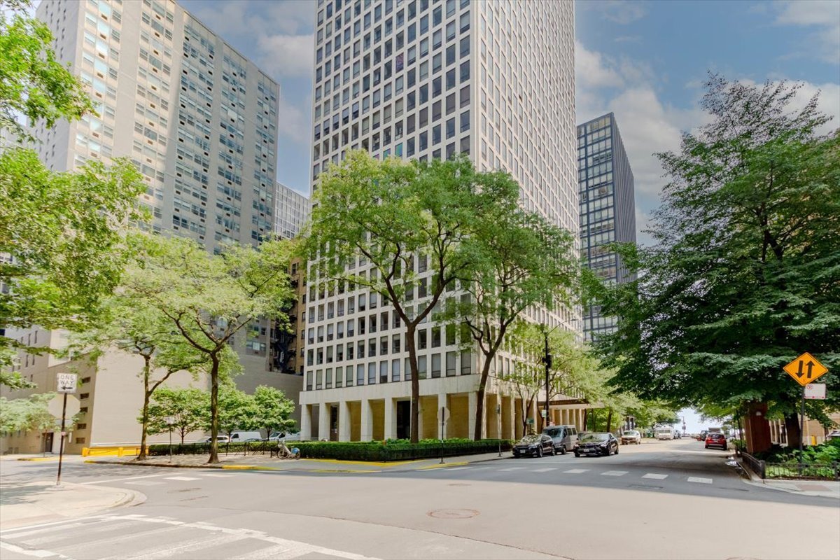 Foto principal - 260 E Chestnut St