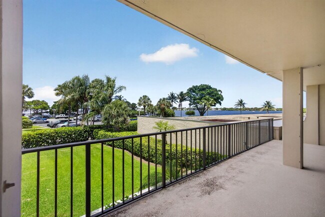 Foto del edificio - 136 Lakeshore Dr