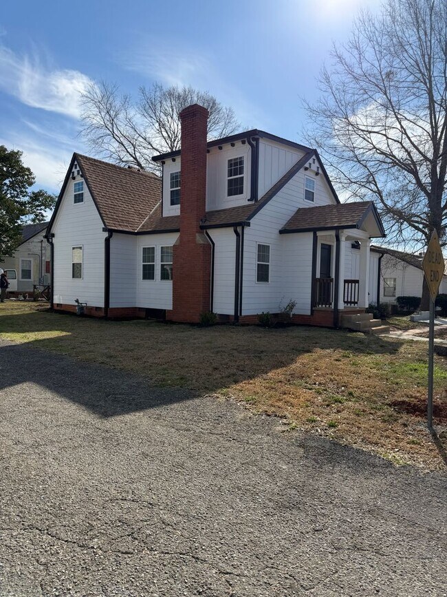 Building Photo - 222 Burnett St