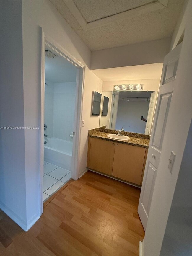 Foto del edificio - 2941 NE 185th St