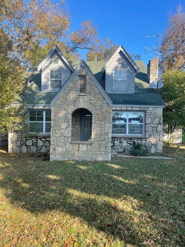 Building Photo - Stone Cottage