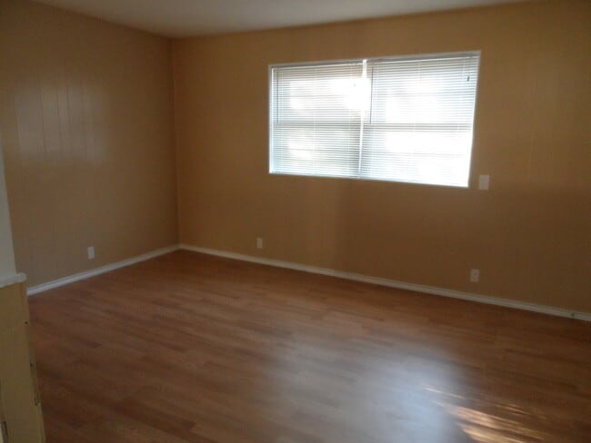 Building Photo - Cute Home Close to Restaurants and Shopping
