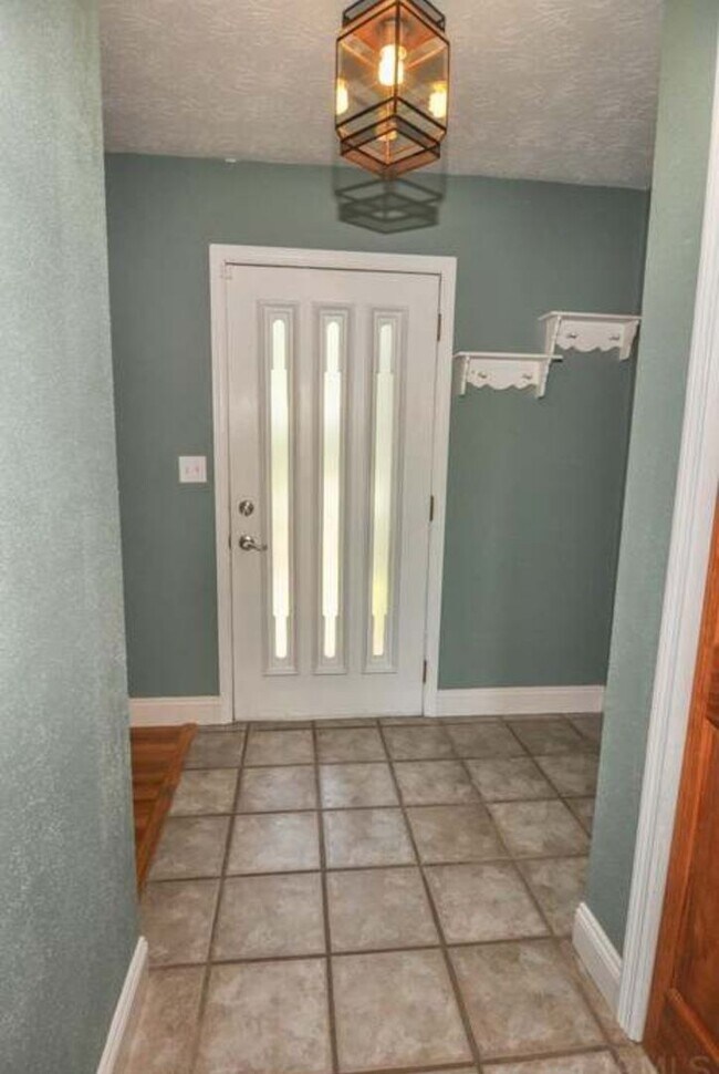 Foto del edificio - Beautiful 4-Bedroom Home on Spacious Corne...