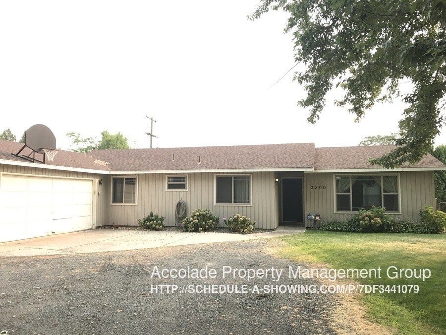 Primary Photo - 3200 E Hillcrest Dr