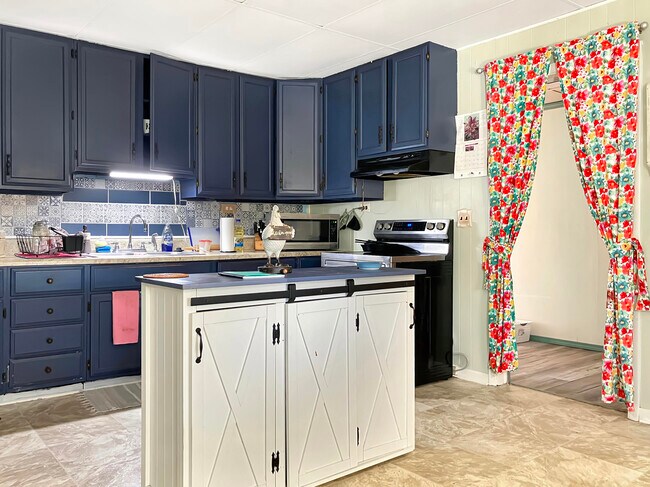 Foto del edificio - 3551 McCorkle Dr