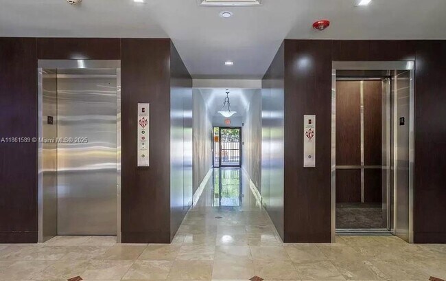 Foto del edificio - 2715 Tigertail Ave