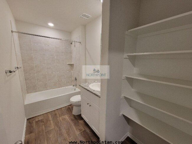 Foto del edificio - 4 bedroom home in Saint Hedwig Available Now!