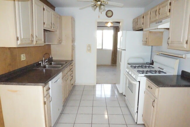 Building Photo - 1185 Leicester Ct