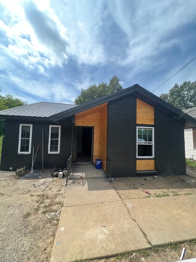 Building Photo - 2499 Calvert Ave