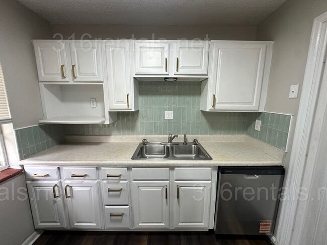 Building Photo - $1045 - 2 bed 1 bath - Single Family Home