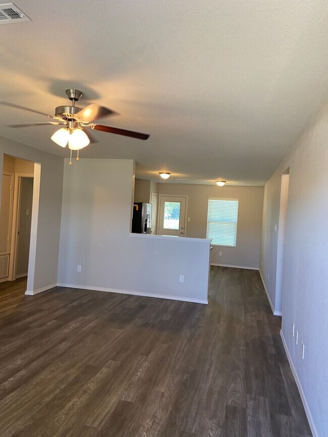Foto del edificio - *Pre-leasing* Three Bedroom | Two Bath Hom...