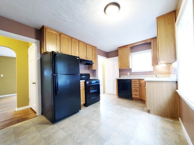 Building Photo - 4 Bed - 1 Bath Bungalow for Rent